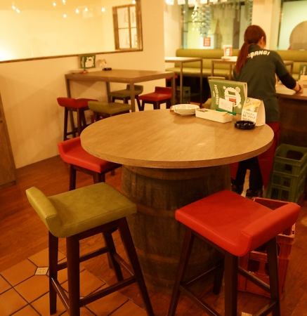 Bar-style round table seat! For drinks after work ♪