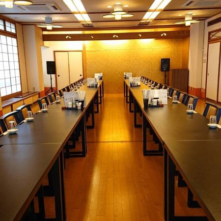 [4階]大宴会場★テーブル・椅子仕様（一例）※プロジェクター・スクリーン等の貸出しも可能です◎事前にご相談ください