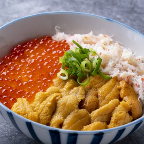 【観光の方におすすめ！】豪華３色丼