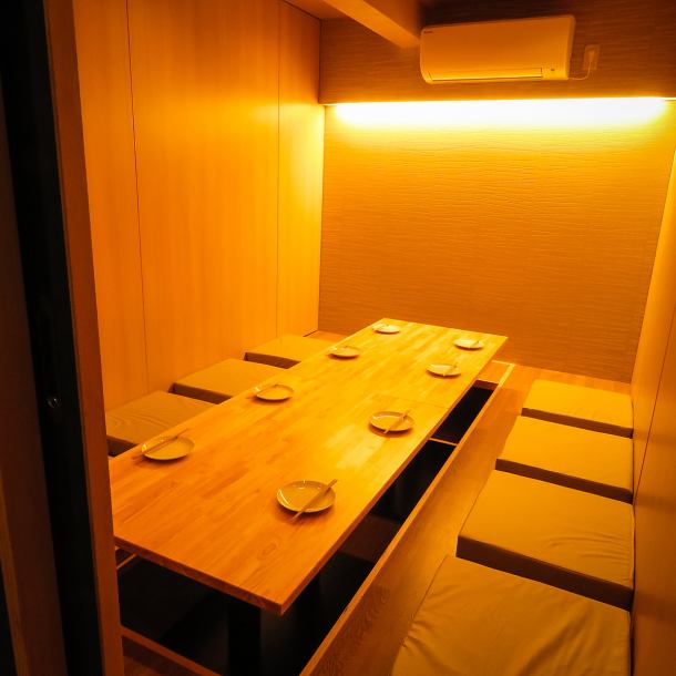 【4～8名様までご利用可能♪各種ご宴会等の各種ご宴会に最適個室★雰囲気◎】完全個室完備！少人数でご利用いただけます。名で掘りごたつ式個室ご利用いただけます。女子会、会社宴会に最適◎先行予約受け付けておりますので、お気軽にお問い合わせください♪増税後変わらぬ価格で各種ご宴会コースご用意しております！