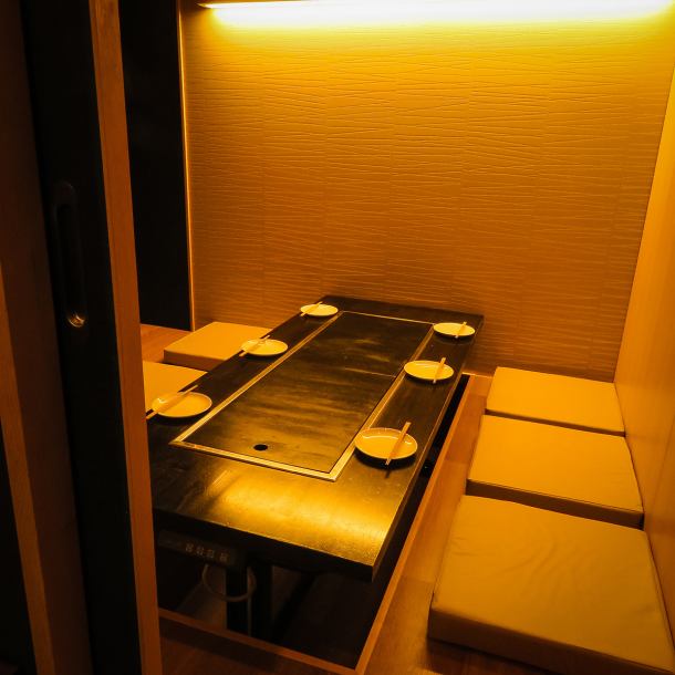 【完全個室！4～6名様までご利用可能◎】完全個室少人数でも利用OK】多用なシーンでご利用いただける個室席。6名様個室は鉄板付の個室となっております♪あつあつのお料理を鉄板の上でご堪能ください！仲間とわきあいあい『まめ』の料理をご堪能下さい！