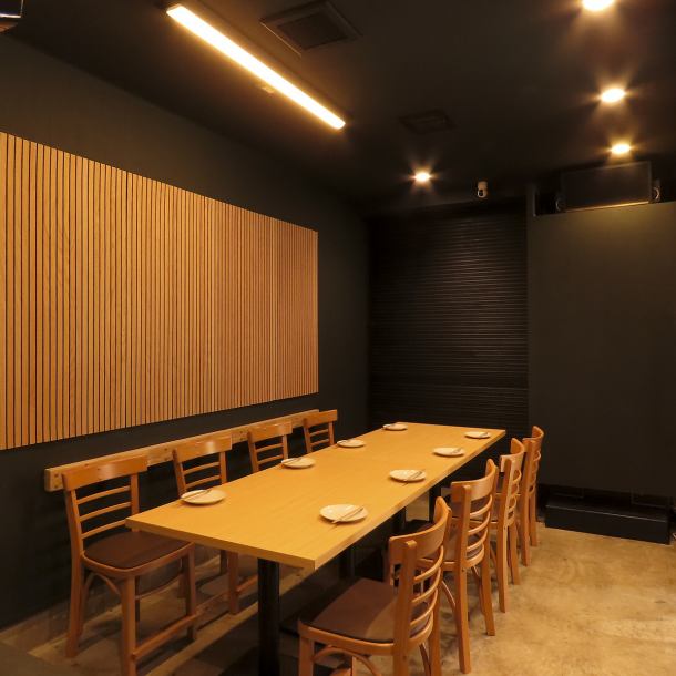 【完全個室！ 8～10名様までご利用可能】当店にはなれのお席ができました！利用人数は8名様から10名様ご利用で貸切でのご利用となります。喫煙も可能ですので様々な宴会シーンに最適です◎