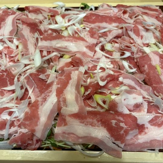 【仅限12月】肉食盛宴★包含7道菜,包括香辣蔬菜牛肉寿喜烧涮涮锅、腌制烤牛肋排等。5,500日元