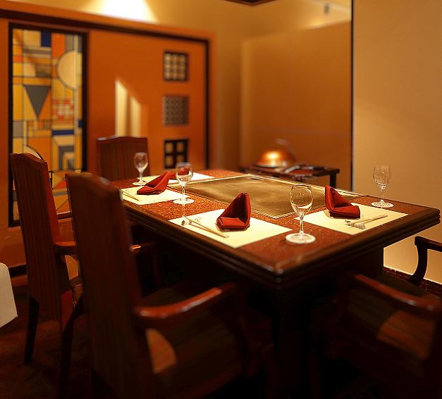 非常适合与朋友或家人共进晚餐。时尚的餐桌座椅。您可以安心用餐,无需担心其他顾客。请随意用它来招待客人。