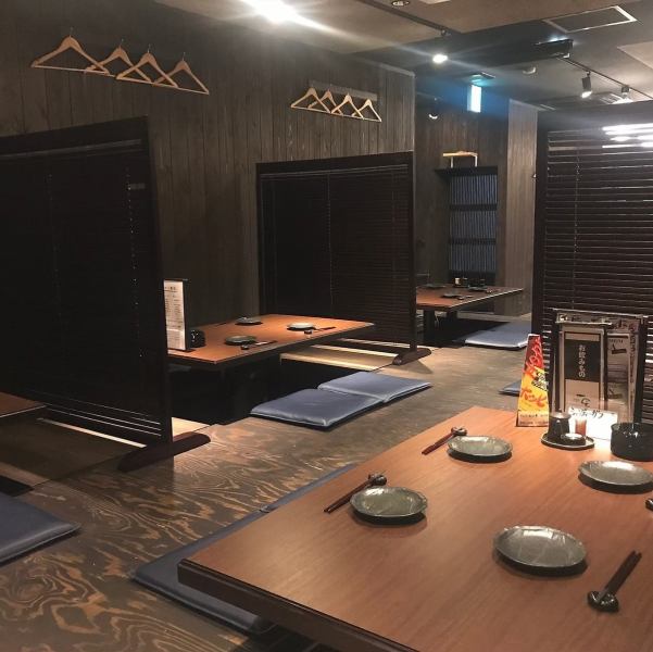 木を基調とした落ち着いた雰囲気の店内では大人なジャズが流れており、ゆっくりくつろいで頂けるように全席掘りごたつ席になっております。