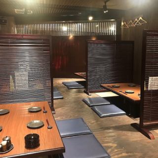 2～30名様程対応可能！木を基調とした落ち着いた雰囲気の店内では大人なジャスが流れており、ゆっくりくつろいで頂けるように全席掘りごたつ席です。