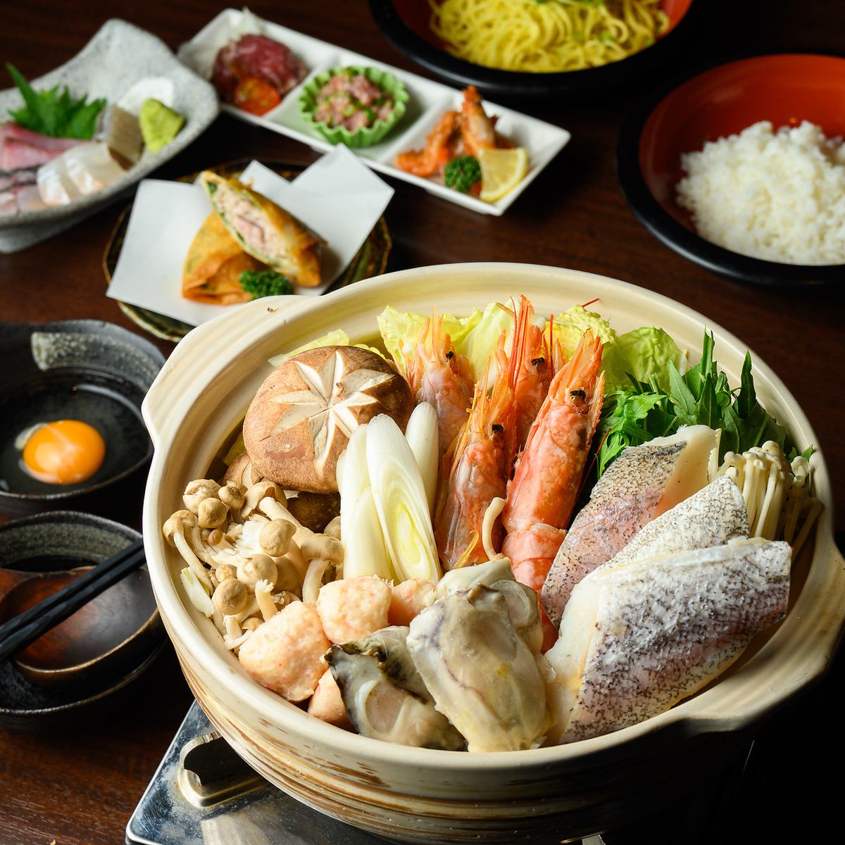 这里有各种各样的肉类可供选择，包括富山引以为傲的“冰见牛肉”和限量供应的“牛肉刺身”。