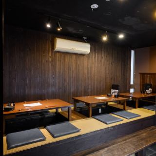 2～30名様程対応可能！木を基調とした落ち着いた雰囲気の店内では大人なジャスが流れており、ゆっくりくつろいで頂けるように全席掘りごたつ席です。