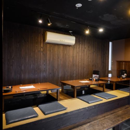 2～30名様程対応可能！木を基調とした落ち着いた雰囲気の店内では大人なジャスが流れており、ゆっくりくつろいで頂けるように全席掘りごたつ席です。