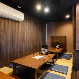 別室。完全個室（壁・扉あり）。最大13名様まで対応可能です。ただし週末や予約状況により8名様以下になりますと個室貸し切りではなくなる可能性がございます。詳細はスタッフまでお尋ね下さい。