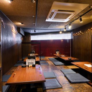 別室。完全個室（壁・扉あり）。最大13名様まで対応可能です。ただし週末や予約状況により8名様以下になりますと個室貸し切りではなくなる可能性がございます。詳細はスタッフまでお尋ね下さい。