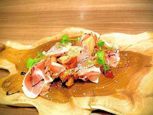 甘みと塩味が織りなす生ハムとフルーツの爽やかサラダ