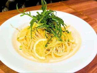爽やかレモンと釜揚げシラスのペペロンチーノ ルッコラ添え