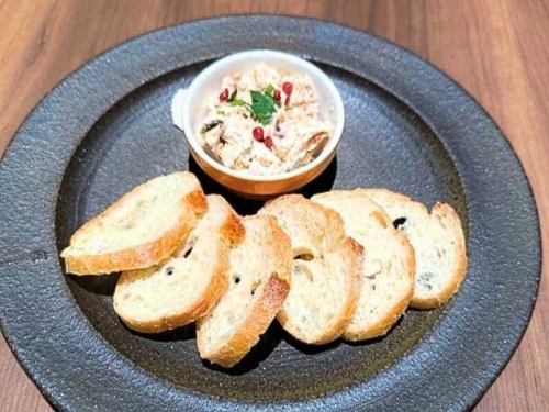 和の旨味とイタリアの香り ~佃煮とチーズのクロスティーニ~