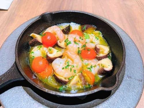 魚介と旬野菜の熱々アヒージョ 香り立つオリーブオイル仕立て