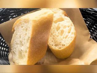 新鲜出炉的热气腾腾的法棍面包