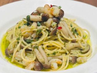 鲜虾和时令蔬菜扁意面,散发着新鲜罗勒的香气