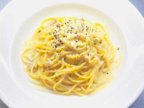 濃密卵黄とパンチェッタのカルボナーラ ~白ワインが進む一皿~