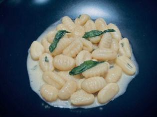 自制土豆面疙瘩配鼠尾草风味黄油酱