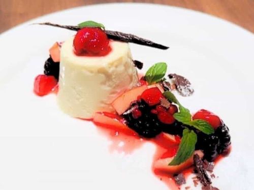 Panna cotta with raspberry sauce