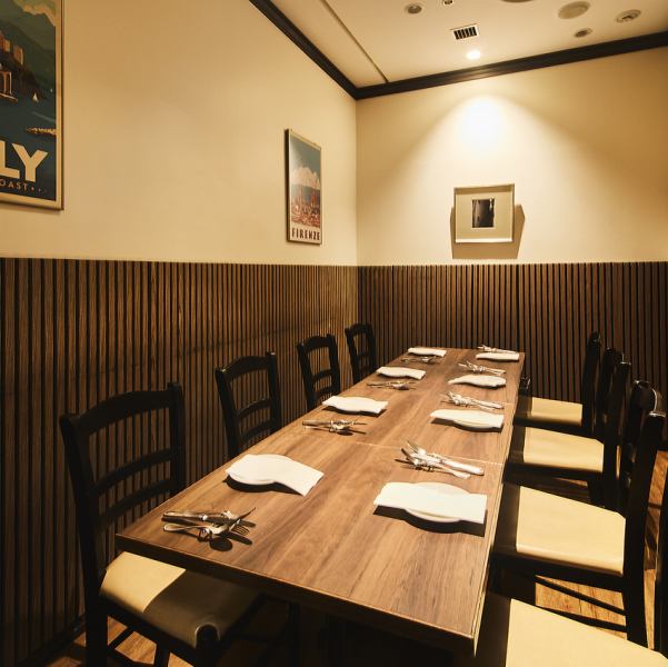 ごゆっくりお食事をお楽しみいただけるよう、落ち着いた店内で皆さまのお越しをお待ちしております。どうぞお気軽にご来店くださいませ。