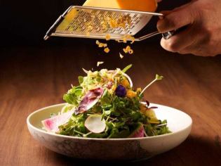 2種チーズたっぷりの新鮮野菜シーザーサラダ