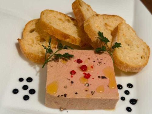 なめらかに仕上げた鶏白レバーのテリーヌ メルバトースト添え