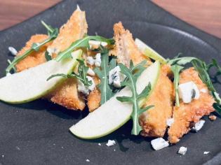 トリッパのカツレツ ~林檎とルッコラのゴルゴンゾーラサラダ添え~