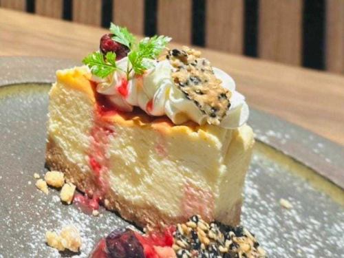 三重のチーズを使った、贅沢濃厚チーズケーキ