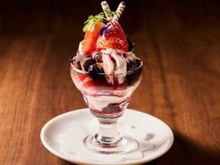 甘酸っぱい苺と濃厚ピスタチオのパフェ