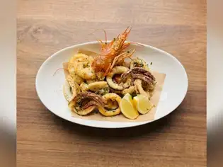 南意风味精选海鲜炸饼(Fritto Misto)~配鲜榨柠檬汁~