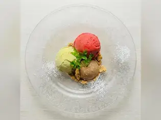 餐后甜点,清爽之选!主厨推荐:今日三口味意式冰淇淋拼盘。