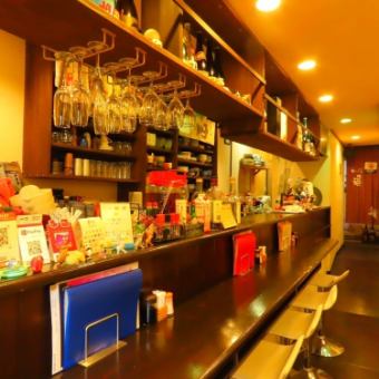 入口のドアを開けると、開放的なカウンターがずらり。お席は全7席。お店の方とのトークも盛り上がります◎