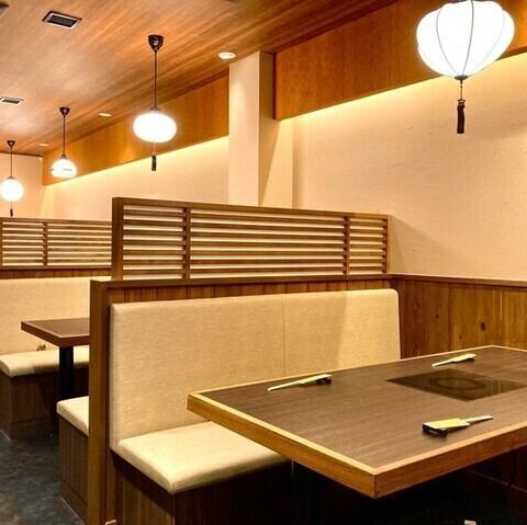 居心の良いい店内は、ご友人とのカジュアルな集まりや特別な日のディナーなどゆったりとしたお食事をお楽しみいただけます。洗練されたインテリアと柔らかな照明が、リラックスしたひとときを演出します。大切な時間を、ぜひ当店でお過ごしください。