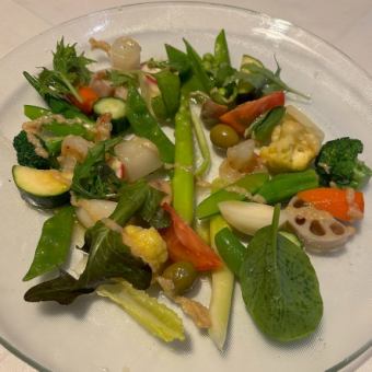 季節の野菜のコリコリサラダ