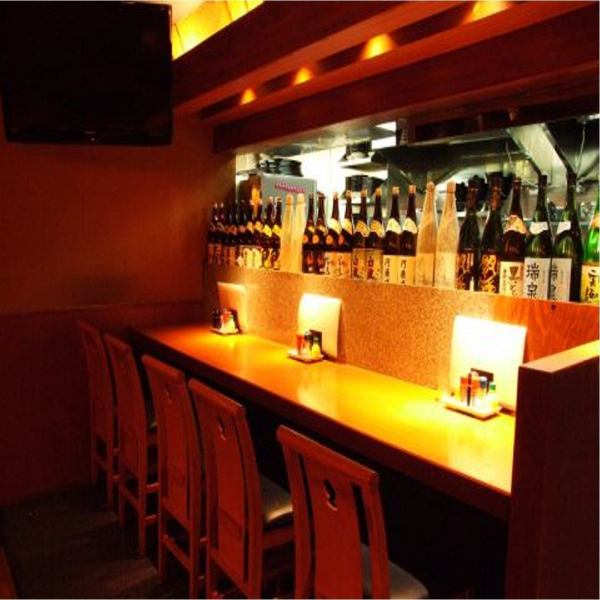一人で来ても座ってゆっくり過ごす事が出来るカウンター席。サクッと食べて飲めるメニューもあるのでお気軽に♪