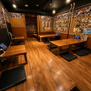 ゆったりくつろげる座敷席を完備。学生の飲み会やサークルの集まり、会社宴会など幅広いシーンでご利用いただけます。席のレイアウト変更も可能で団体様にもおすすめです。