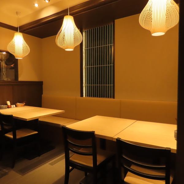 少人数での利用にぴったりなお席をご用意しています。カフェのようなモダンなデザインで、ゆったりとした時間を過ごせる空間が広がります。中華料理店特有の派手さを抑え、落ち着いた雰囲気を大切にしているため、お一人様やデート、友人との食事など、さまざまなシーンで快適にご利用いただけます♪