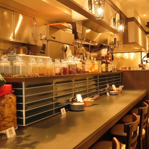 店内はカフェ風のモダンなデザインで、天井の照明や正面の壁など細部にまでこだわりが感じられます。中華料理店らしさを抑えた洗練された空間は、30代以上の女性を中心に幅広い層に支持されています。アクセスも良好で、気軽に立ち寄れる立地が魅力です◎