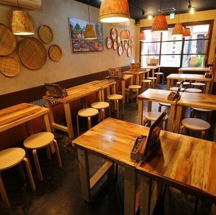 店内は、木の温かみが心地よい木目調で統一された、アジアンテイストながらも落ち着いた雰囲気です。広々としたテーブル席を多数ご用意しており、他のお客様を気にすることなく、ゆったりとお食事をお楽しみいただけます。照明も柔らかく心身ともにリラックスできる空間で、美味しい料理で至福のひと時をお過ごしください。