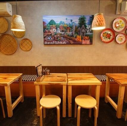 当店では、大人数での宴会やパーティー、特別な集まりにも対応可能な貸切サービスを承っております。歓送迎会や誕生日パーティーなど、様々なシーンでご利用いただけます。お客様のニーズに合わせて、お料理やドリンク、レイアウトなども柔軟に対応させていただきますので、ご予算や人数などどうぞお気軽にご相談ください。