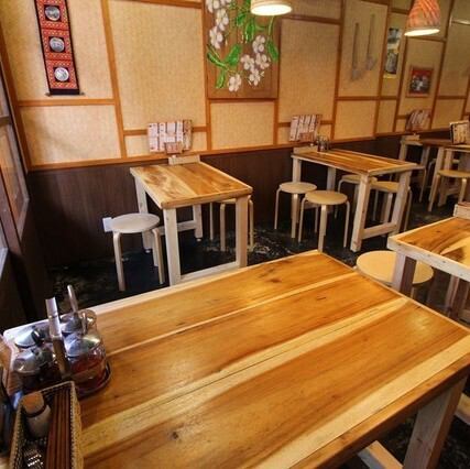明るく開放的でありながらもアットホームな雰囲気の空間は、女子会やママ友とのランチ、ご家族やご友人とのカジュアルな食事シーンに最適です◎タイやラオスの雑貨が飾られたインテリアは、異国情緒を感じさせつつも肩ひじ張らずに過ごせる居心地の良さを演出しております。会話が弾む、楽しい時間をお過ごしいただけます。