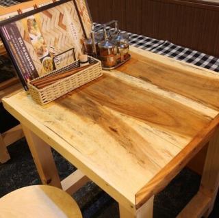 店内には、カップルやご友人との語らいにぴったりの2名様用テーブル席をご用意しております◎温かみのある照明の下で、美味しい料理とお酒を囲みながら、ゆったりとした時間をお過ごしいただけます。隣席との間隔も程よく確保されており、プライベート感を保ちつつお食事が可能です。気軽なランチにも最適ですよ♪