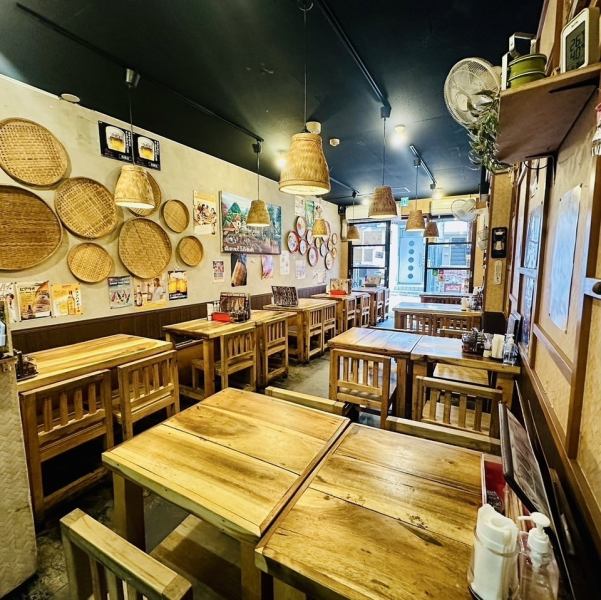 店内は、木の温かみが心地よい木目調で統一された、アジアンテイストながらも落ち着いた雰囲気です。広々としたテーブル席を多数ご用意しており、他のお客様を気にすることなく、ゆったりとお食事をお楽しみいただけます。照明も柔らかく心身ともにリラックスできる空間で、美味しい料理で至福のひと時をお過ごしください。