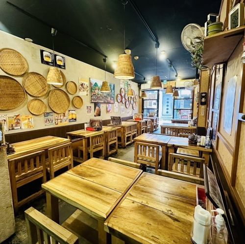 店内には、カップルやご友人との語らいにぴったりの2名様用テーブル席をご用意しております◎温かみのある照明の下で、美味しい料理とお酒を囲みながら、ゆったりとした時間をお過ごしいただけます。隣席との間隔も程よく確保されており、プライベート感を保ちつつお食事が可能です。気軽なランチにも最適ですよ♪