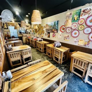 ご家族連れやグループでのご利用に最適な4名様用テーブル席も多数ございます◎広々としたテーブルは、料理をたくさん並べても余裕があり、会話を楽しみながらお食事ができます。お子様連れのお客様も安心してお過ごしいただける、カジュアルながらも居心地の良い空間です。幅広いシーンでご利用いただけるお席です☆