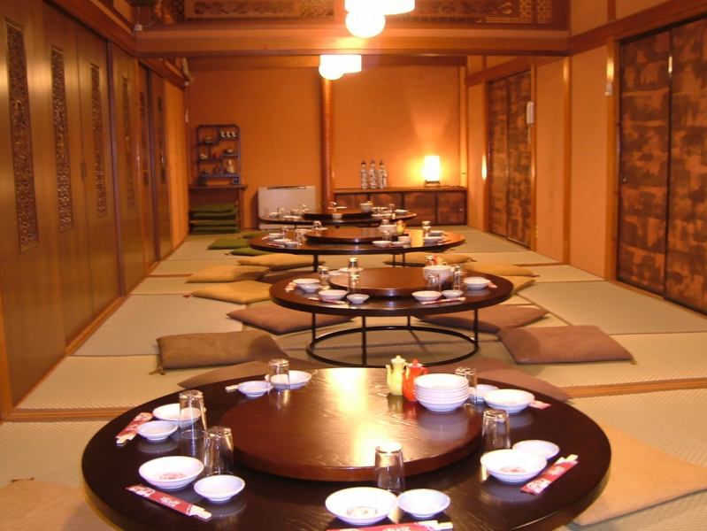 The banquet hall on the second floor can accommodate up to 40 people.It's a private room so you can relax.The 6,000 yen tax included course with all-you-can-drink draft beer for 120 minutes is popular.