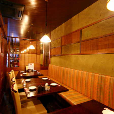 照明を落とした落ち着いた雰囲気で、ゆったりとした背もたれソファが人気の席です♪