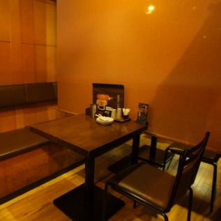 인원 당 조합 자유로운 테이블 석! 칸막이를 넣어 인실로 사용할 수 있습니다! 최대 25 명의 연회도 가능합니다!