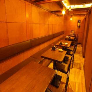 인원 당 조합 자유로운 테이블 석! 칸막이를 넣어 인실로 사용할 수 있습니다! 최대 25 명의 연회도 가능합니다!